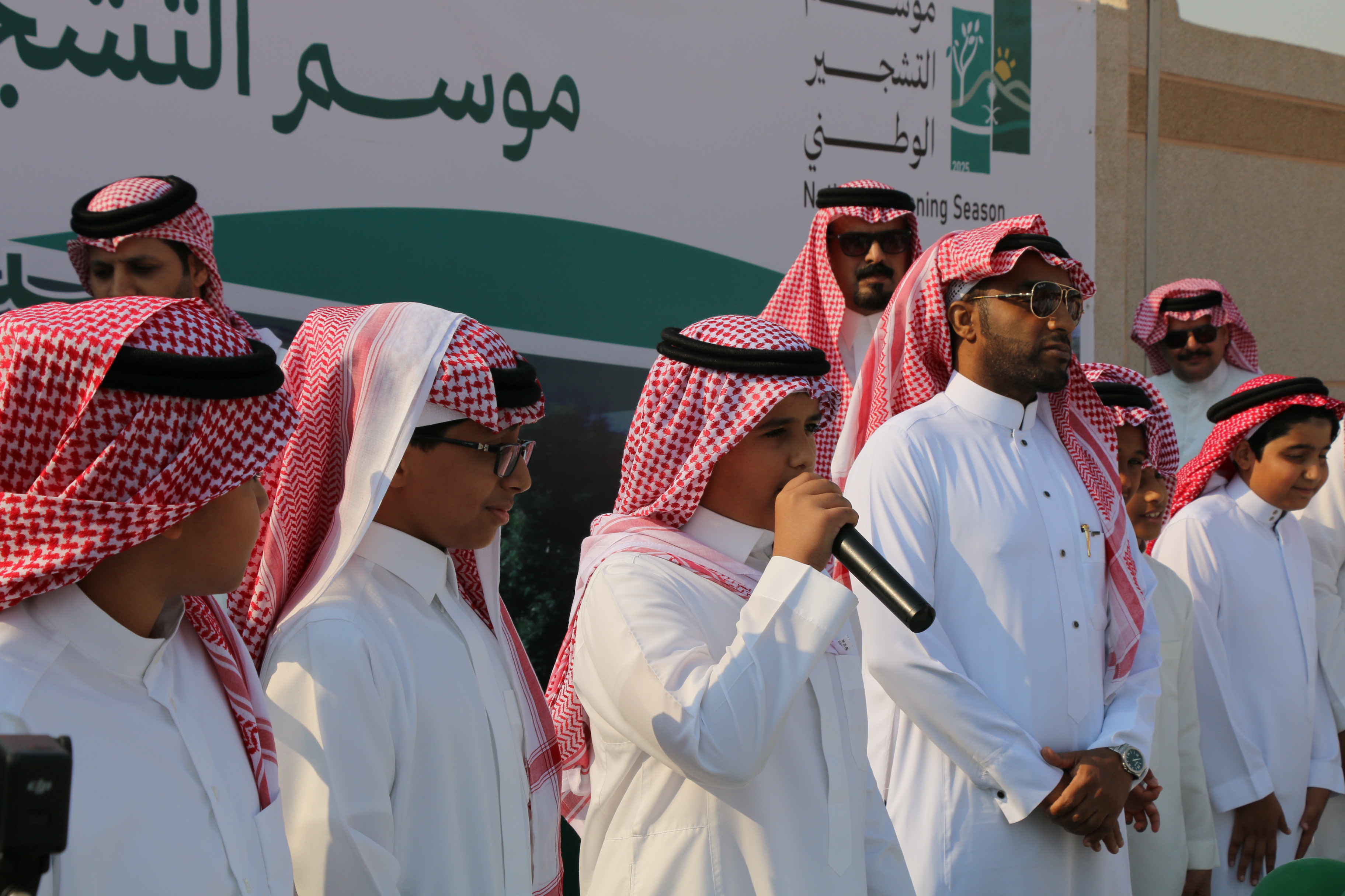 مشاركات الطلاب باللغة الصينية والانجليزية في الحدث